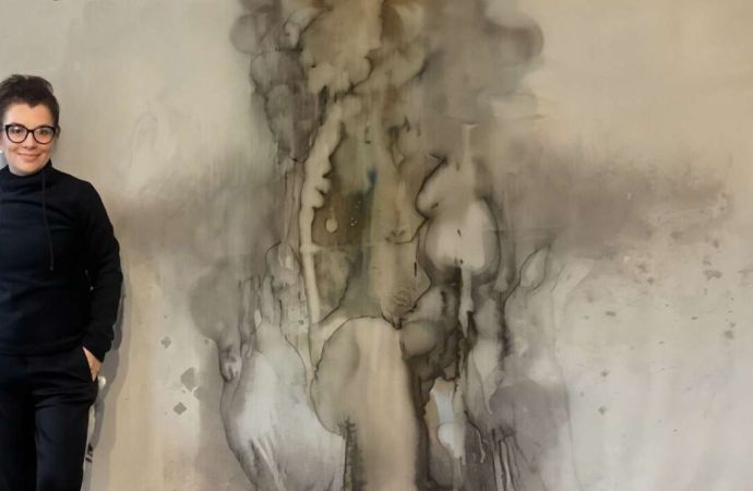 Exposição “Tudo Ainda Bruma” convida a fazer percurso imersivo entre instalações de tecido e de papel