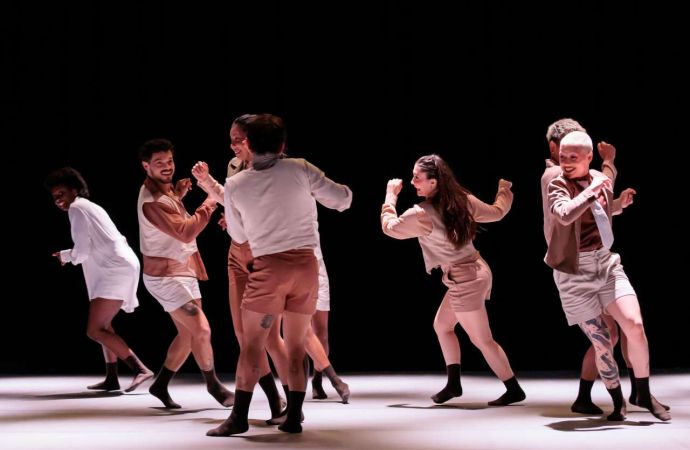 Entre dois, uma canção, é o novo espetáculo da Cia Municipal de Dança, com coreografia e concepção de Henrique Rodovalho
